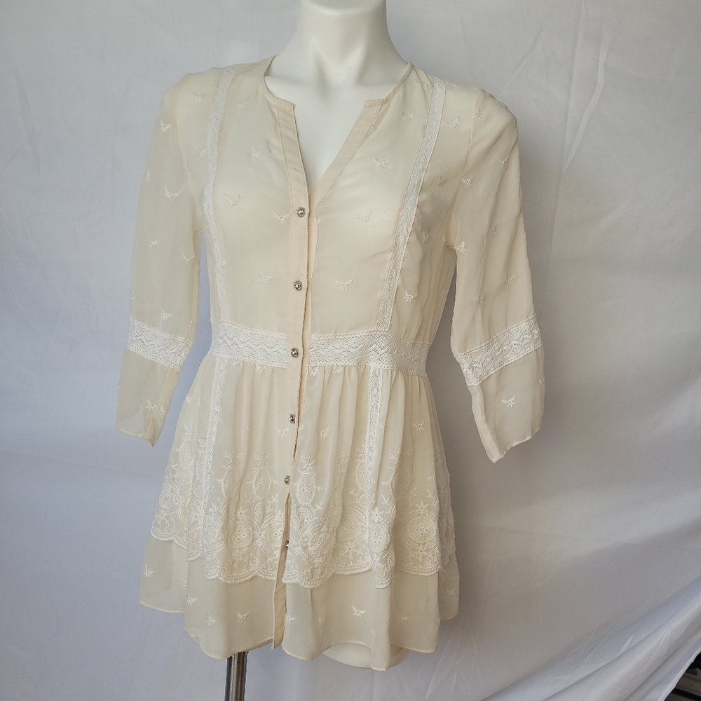 Sheer lace off white V Cristina top